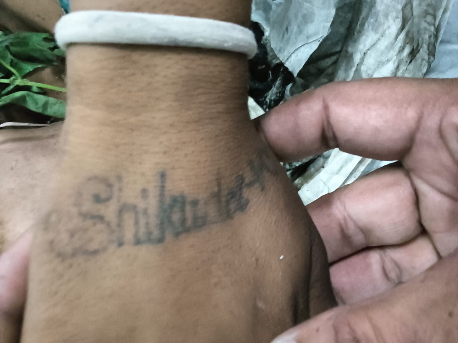 मृतका के हाथ पर 'सिकंदर' नाम गुदा हुआ है।