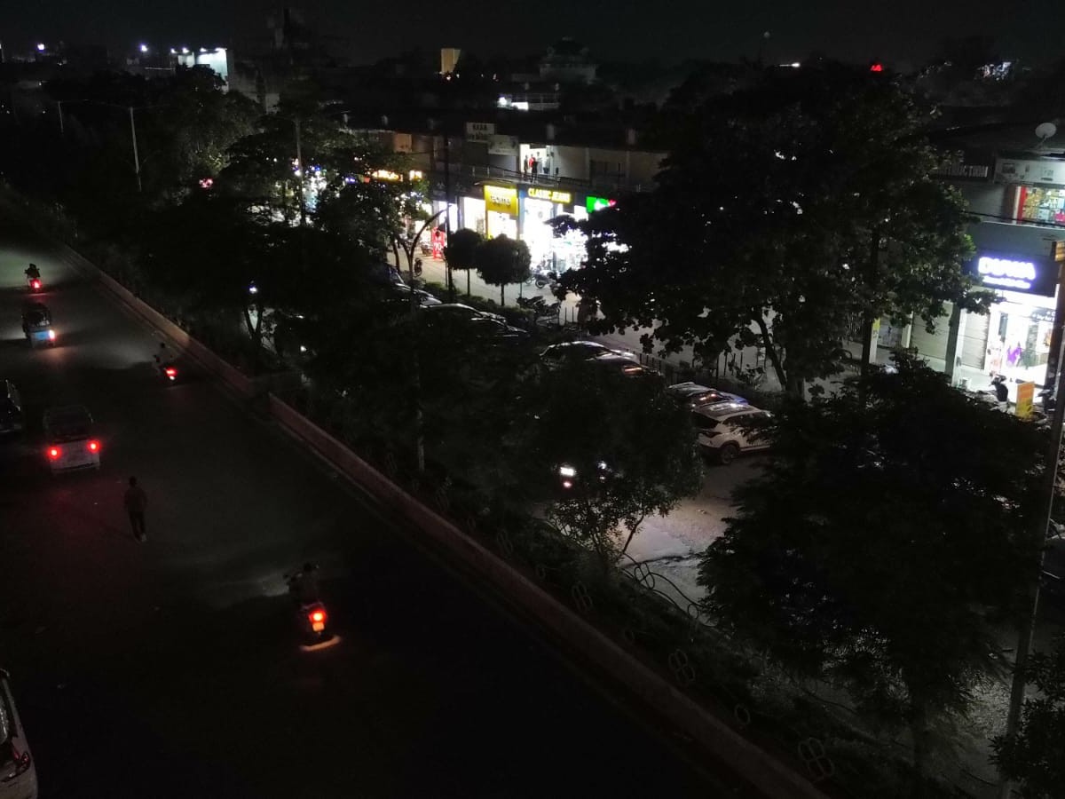 व्यस्ततम पुराना बस स्टैंड रोड, इमलीपारा से टैगोर चौक सहित दयालबंद और तोरवा मेन रोड अंधेरे में डूबा रहा।