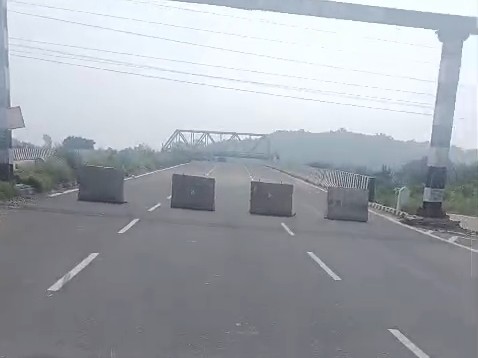 पंचकूला में ट्रैफिक पुलिस द्वारा बंद किया गया सूरजपुर-सुखोमाजरी बाइपास मार्ग।