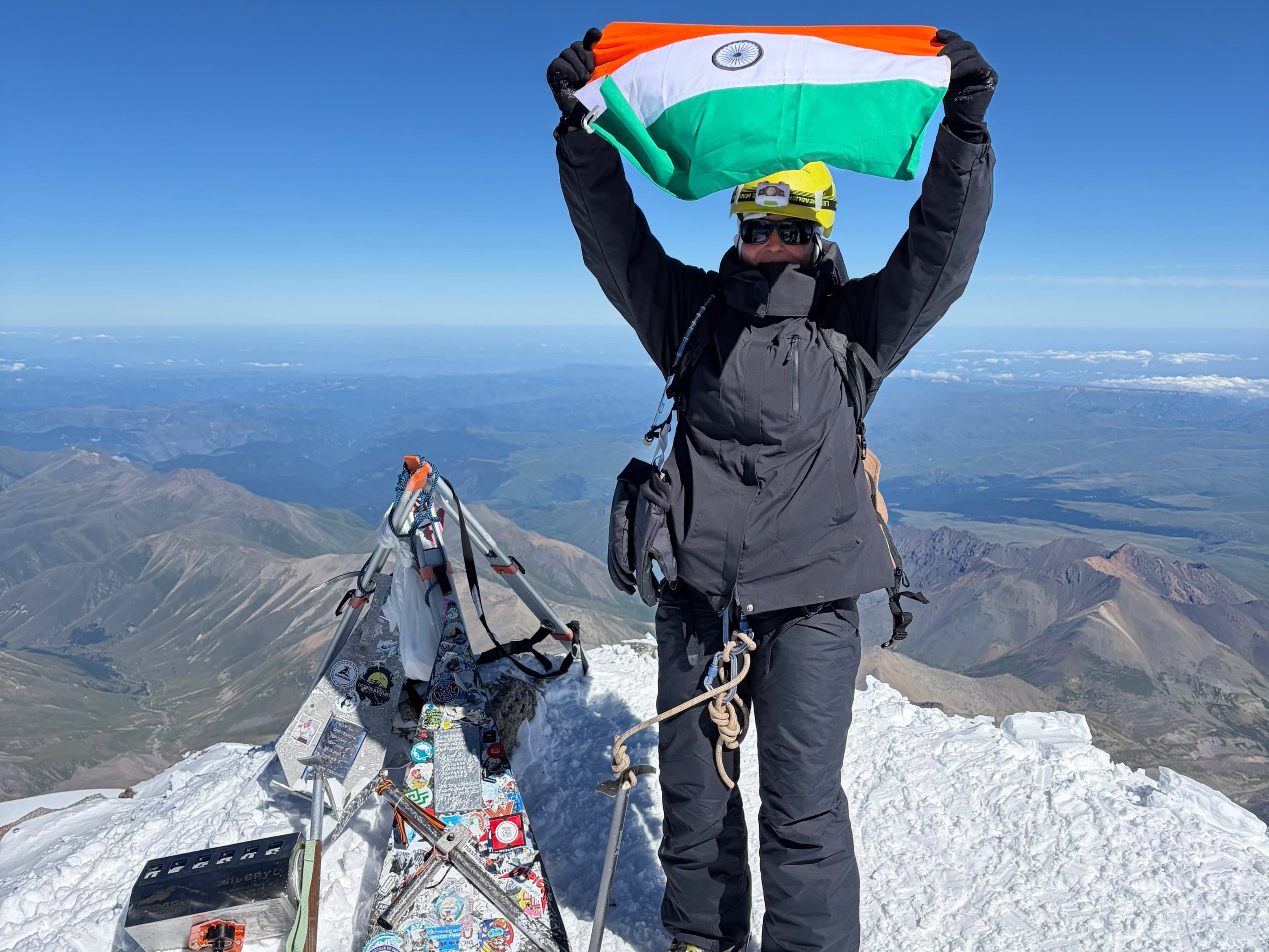 पूनम कंवर ने माउंट एल्ब्रुस की सफल चढ़ाई पूरी करने के बाद भारतीय तिरंगा लहराया।