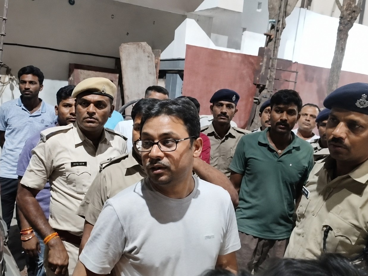 मनीष से गोगरी थाना लाकर पूछताछ की गई।