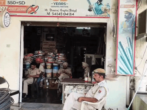 18 अगस्त को रायसिंहनगर में ओल्ड धान मंडी स्थित एमबीएस अंबिका आयरन स्टोर के ऊपर चार्टर्ड अकाउंटेंट (CA) शेरिल गुप्ता के ऑफिस में सर्च किया।