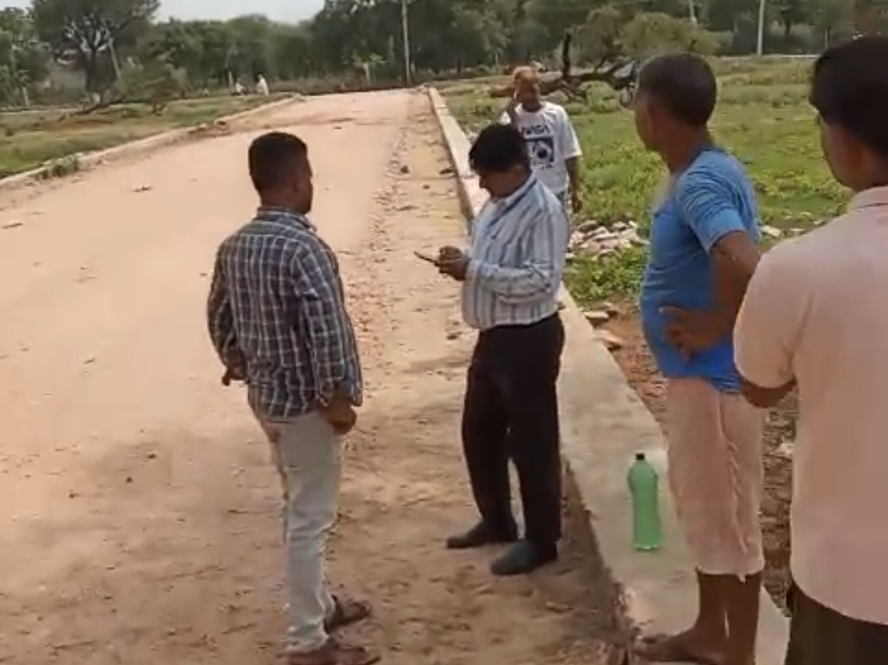 तहसीलदार दिनेश कुमार विश्नोई ने मौके का निरीक्षण किया, लेकिन कोई कार्रवाई नहीं की।