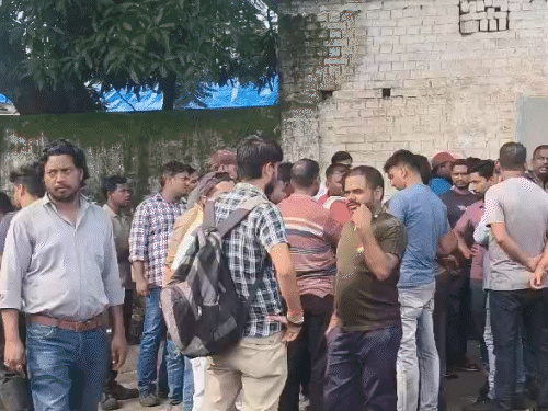 फैक्ट्री के बाहर बड़ी संख्या में मजदूर जुट रहे हैं।