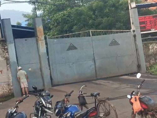 हादसे के बाद फैक्ट्री का मेन गेट बंद कर दिया गया है।