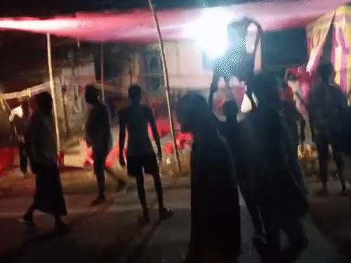 ऑर्केस्ट्रा में लगी कुर्सियां तोड़ी गईं।