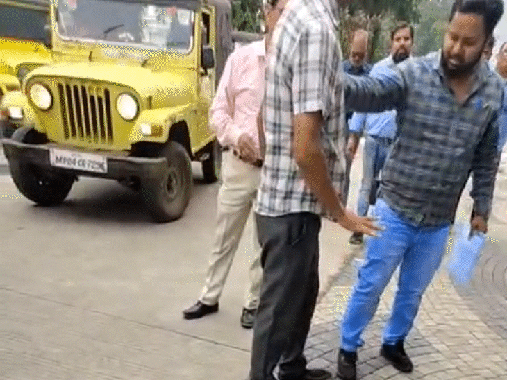 सीनियर और जूनियर अधिकारियों के बीच विवाद की स्थिति बन गई।