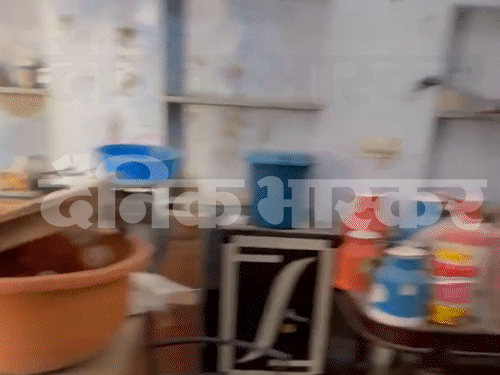 जिस कमरे में बच्चाें को बैठाया जा रहा है, उसमें पहले से ही दुकान चलाई जा रही है।