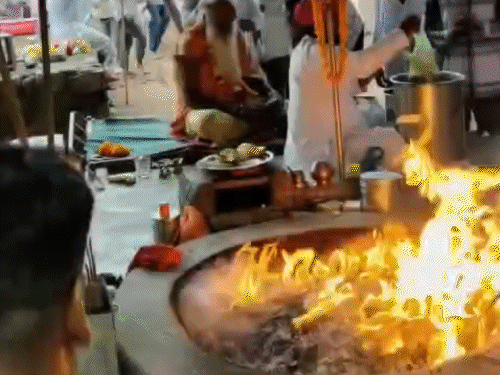 सावन के पूरे महीने में यहां श्रद्धालुओं की भीड़ रहती है।