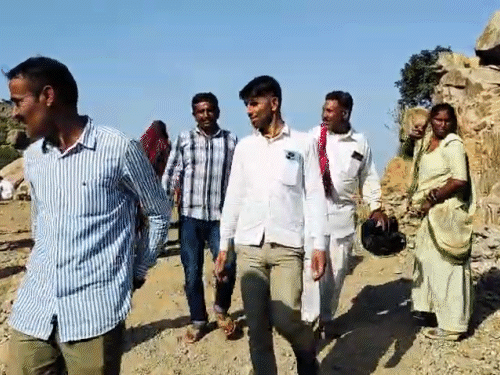 मंदिर तक पहुंचने के लिए करीब नौ किमी का पैदल रास्ता पार करना पड़ता है, जो पथरीला है।