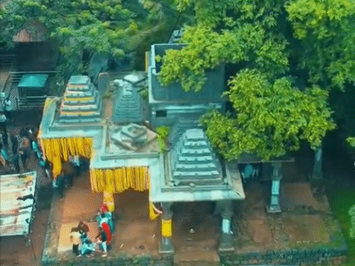 पहाड़ की चोटी पर स्थित हल्देश्वर महादेव मंदिर।