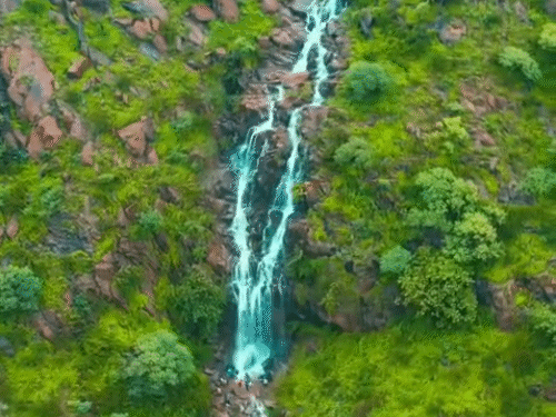 हल्देश्वर महादेव मंदिर का मार्ग खूबसूरत प्राकृतिक नजारों से भरा है। यहां जगह-जगह झरने और नाले बहते दिखाई देते हैं।