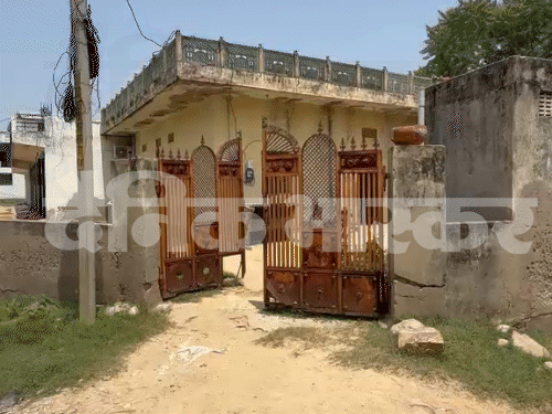 विवाद के बाद सरकारी स्कूल को शनिवार सुबह एक घर में शिफ्ट कर दिया।