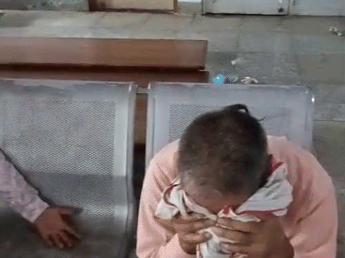 अस्पताल में बिलखते हुए परिजन और घायल।