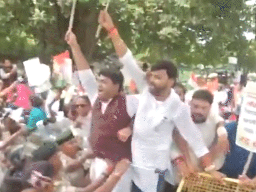 प्रदर्शनकारी बैरिकेडिंग को तोड़कर आगे बढ़ने की कोशिश करते दिखे।