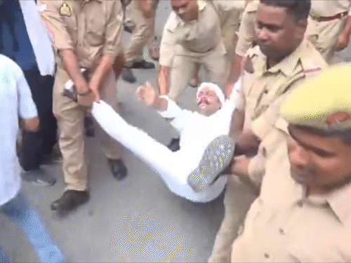पुलिस ने प्रोटेस्ट कर रहे PhD होल्डर्स को डिटेन किया। सड़क से उठाकर ले गए।