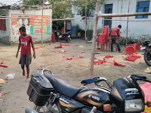 इसी जगह बस ने ऑर्केस्ट्रा देख रहे लोगों को रौंद दिया।
