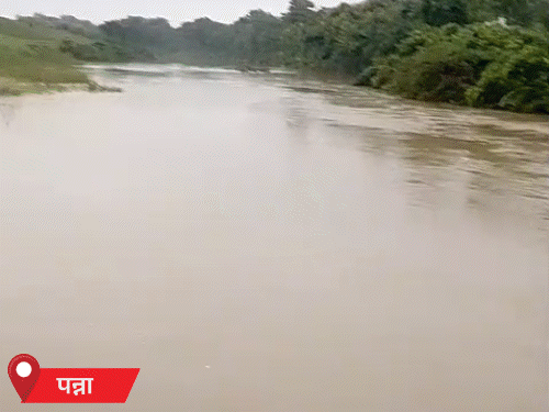 पन्ना की शहपुरा नदी में एक डंपर बह गया। ड्राइवर ने तैरकर जान बचाई।