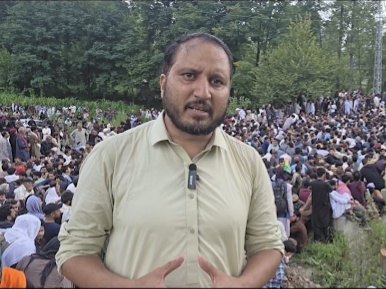 पत्रकार दानिश इरशाद PoK में सरकार विरोधी प्रदर्शनों की रिपोर्टिंग करते हुए। - Dainik Bhaskar