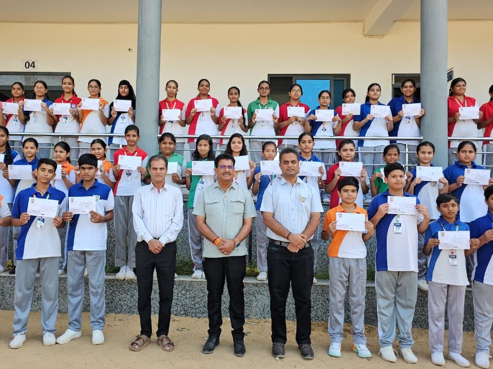 पूजा इंटरनेशनल स्कूल के 151 विद्यार्थियों ने वीर सैनिकों के लिए राखियों की बुकिंग करवाई।