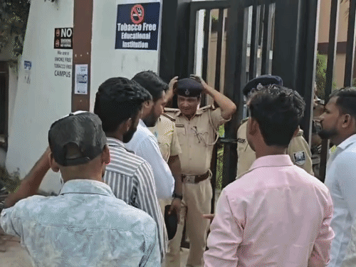 हंगामे की सूचना के बाद स्थानीय पुलिस भी एहतियातन पूर्णिया यूनिवर्सिटी के गेट पर पहुंची।