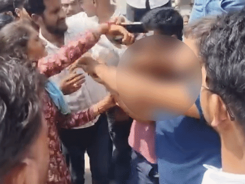 महिलाओं ने दो युवकों को चप्पलों से पीटा।