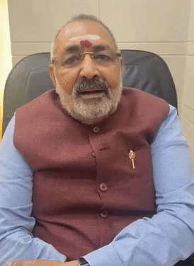 केंद्रीय मंत्री गिरिराज सिंह ने कहा कि राहुल गांधी सिर्फ दिखावा करते हैं।