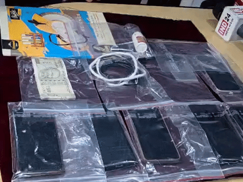 पुलिस ने कैश और मोबाइल जब्त किया है।
