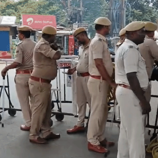 आर ब्लॉक चौराहे पर पुलिस कर्मियों को तैनात किया गया।