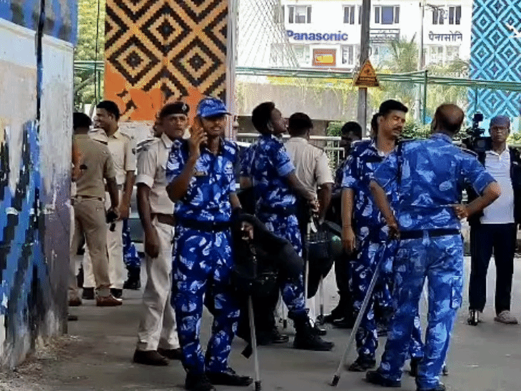 प्रदर्शन को देखते हुए रैपिड एक्शन फोर्स को भी तैनात किया गया है।