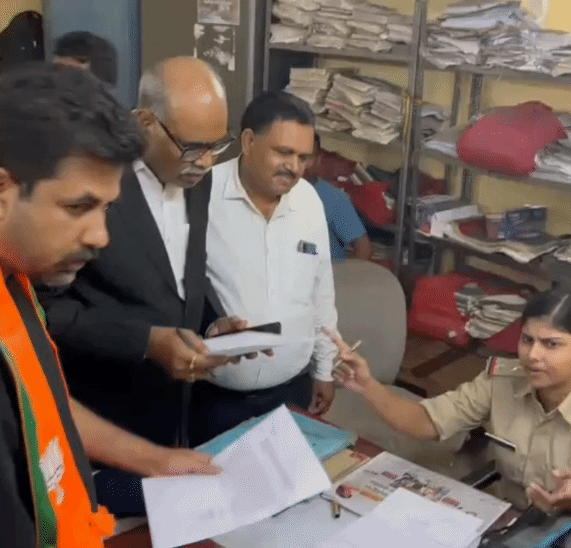 तेजस्वी के खिलाफ दिया आवेदन।