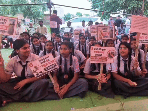 सारंगढ़ में खराब सड़कों के विरोध प्रदर्शन में शामिल हुए स्कूली बच्चे।