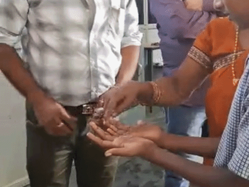 दुर्ग जिले के ग्राम पतोरा स्थित सरकारी स्कूल में एक छात्र को कांटेदार डंडे से पीटने का आरोप है।