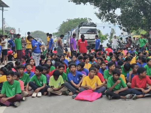 कोरबा में प्रिंसिपल और अधीक्षक को हटाने की मांग को लेकर कोरबा-कटघोरा मेन रोड पर चक्काजाम किया था।