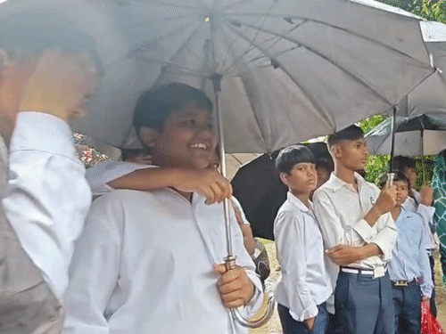 धमतरी में स्कूल गेट के सामने बारिश के बीच बच्चे 5 घंटे तक प्रदर्शन करते रहे।