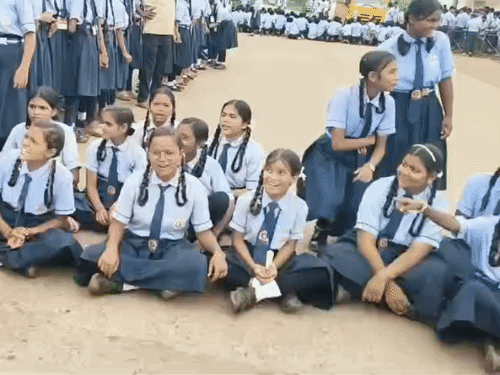 दुर्ग में छात्र-छात्राओं ने खैरागढ़-धमधा मुख्य मार्ग पर चक्काजाम किया।