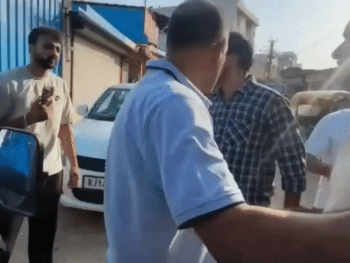 महिला के फोन करने पर बचाने गया था पति। उसके साथ भी आरोपीयों ने मारपीट की।