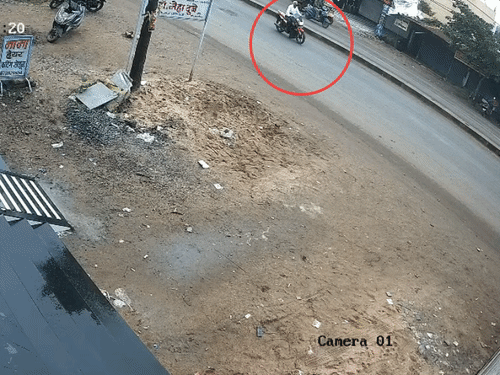 ट्रक बाइक को करीब 50 मीटर घसीटते ले गया।