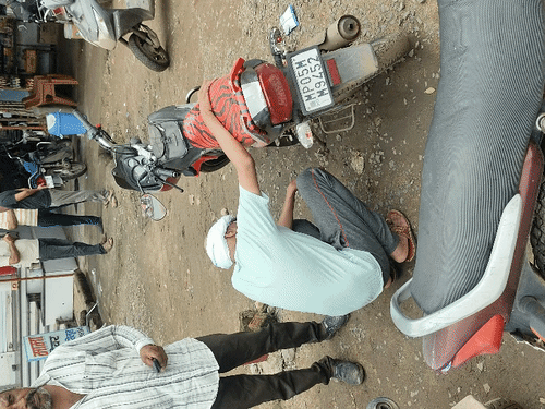 हादसे के 2 दिन बाद भी बाइक मौके पर खड़ी रही।