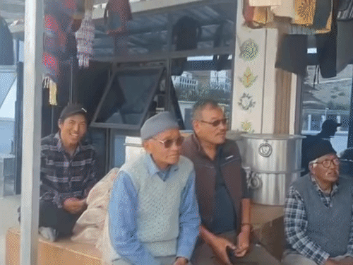 चीन में स्थित मंडी में बिना सामान के बैठे व्यापारी।