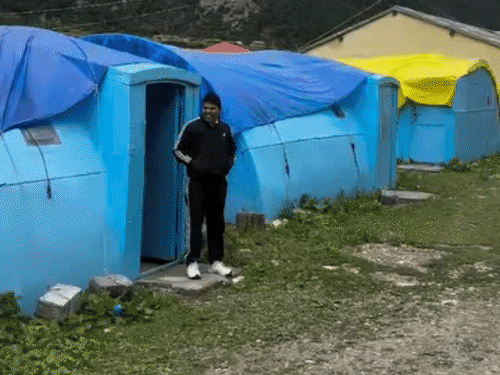 गुंजी में व्यापारियों का करोड़ों का सामान डंप है।