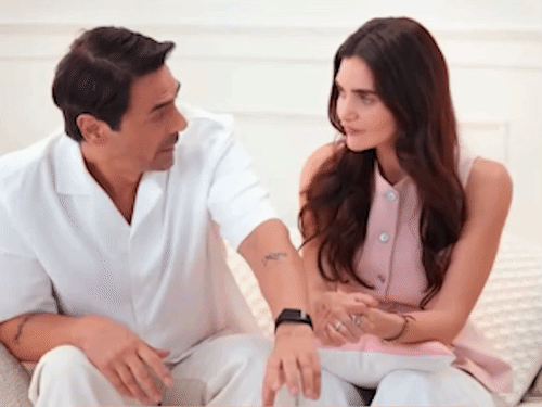 गैब्रिएला डेमेट्रियड्स एक साउथ अफ्रीकी मॉडल, फैशन डिजाइनर और एंटरप्रेन्योर हैं।
