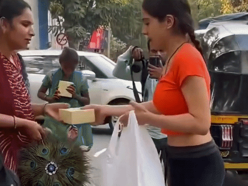 सारा अली खान मुंबई (जुहू) के एक मंदिर के बाहर जरूरतमंदों को खाना और सामान बांट रही थीं।
