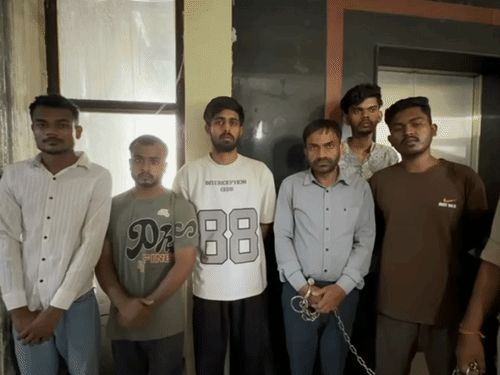 पुलिस ने मास्टरमाइंड प्रोफेसर समेत 6 आरोपियों को गिरफ्तार किया है।