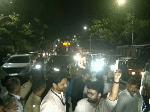 ABVP के सदस्यों ने हॉस्टल के बाहर प्रदर्शन करते हुए रोड जाम करने की कोशिश की।