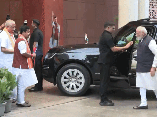 भाजपा मुख्यालय के बाहर पार्टी अध्यक्ष नितिन नवीन ने पीएम मोदी का स्वागत किया।