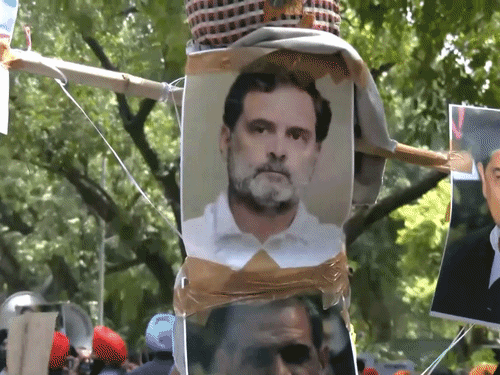 सिखों ने कांग्रेस नेताओं की तस्वीरों पर जूते-चप्पल भी मारे।