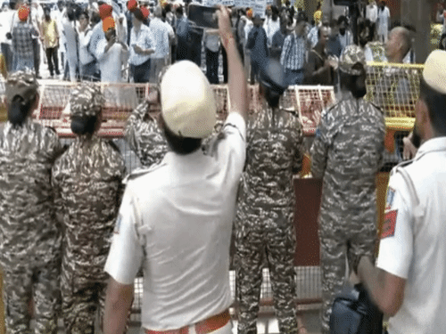 पुलिस ने राहुल के घर के बाहर बैरिकैडिंग लगाई थी।