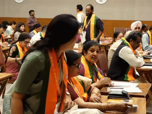 बैठक में नई टीम में शामिल सभी 12 महिला सदस्य भी शामिल हुईं।