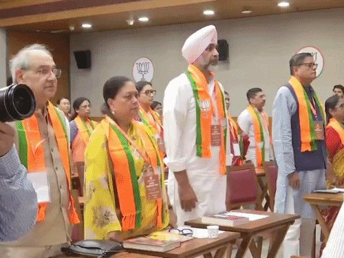 बैठक से पहले बीजेपी मुख्यालय में वंदे मातरम के सभी छह पैरा गाए गए।